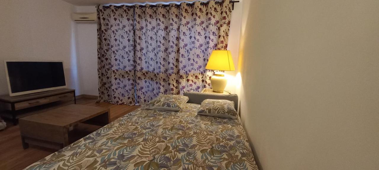 Loft Climatise "La Pinede", 50 M2, Tres Calme, 5 Mn A Pied Des Plages, Lit King Size La Seyne-sur-Mer Exteriör bild